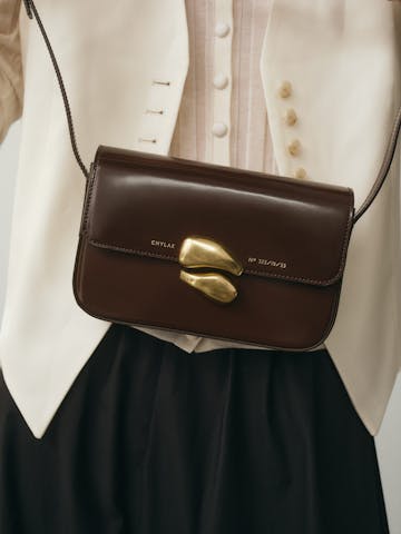 Flap Bag with Sculptural Seal “glossy brown”