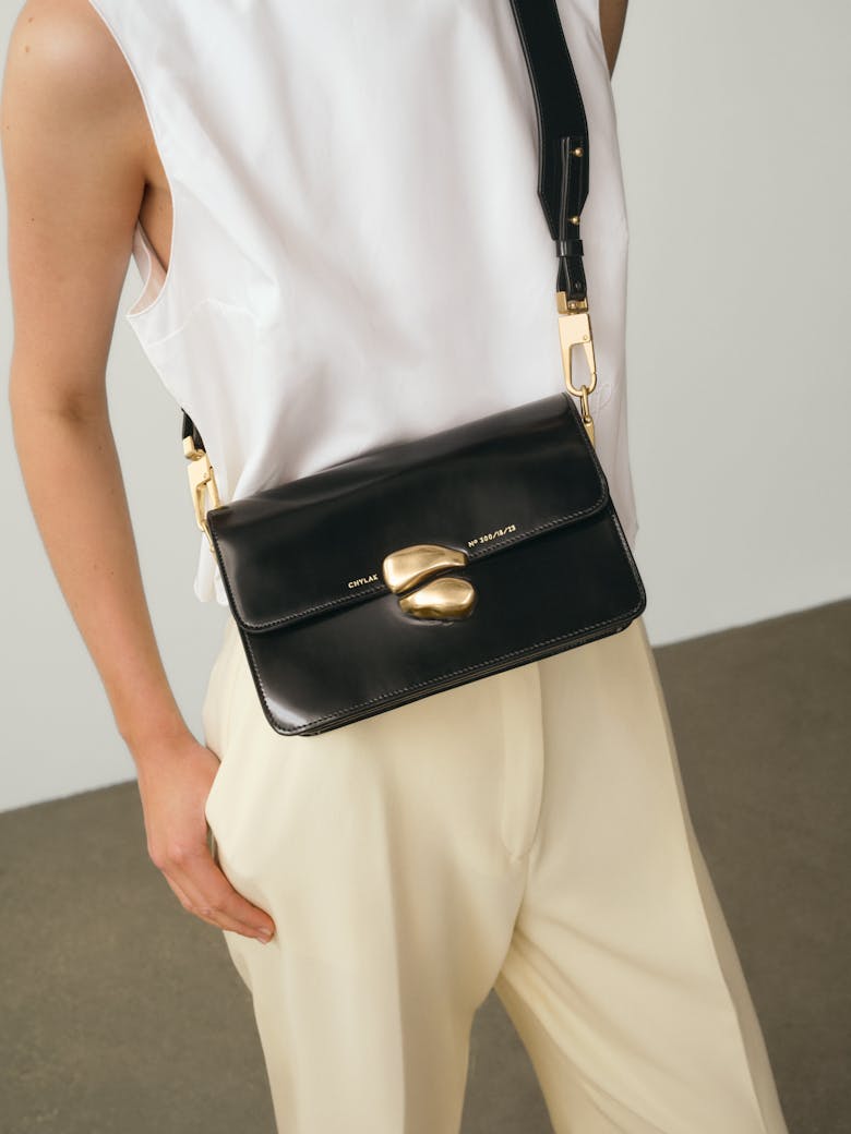 Shoulder Bag with Sculptural Seal “glossy black”