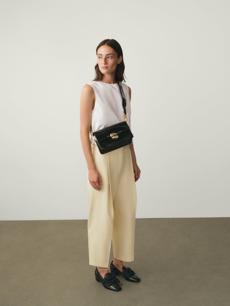 Shoulder Bag with Sculptural Seal “glossy black”