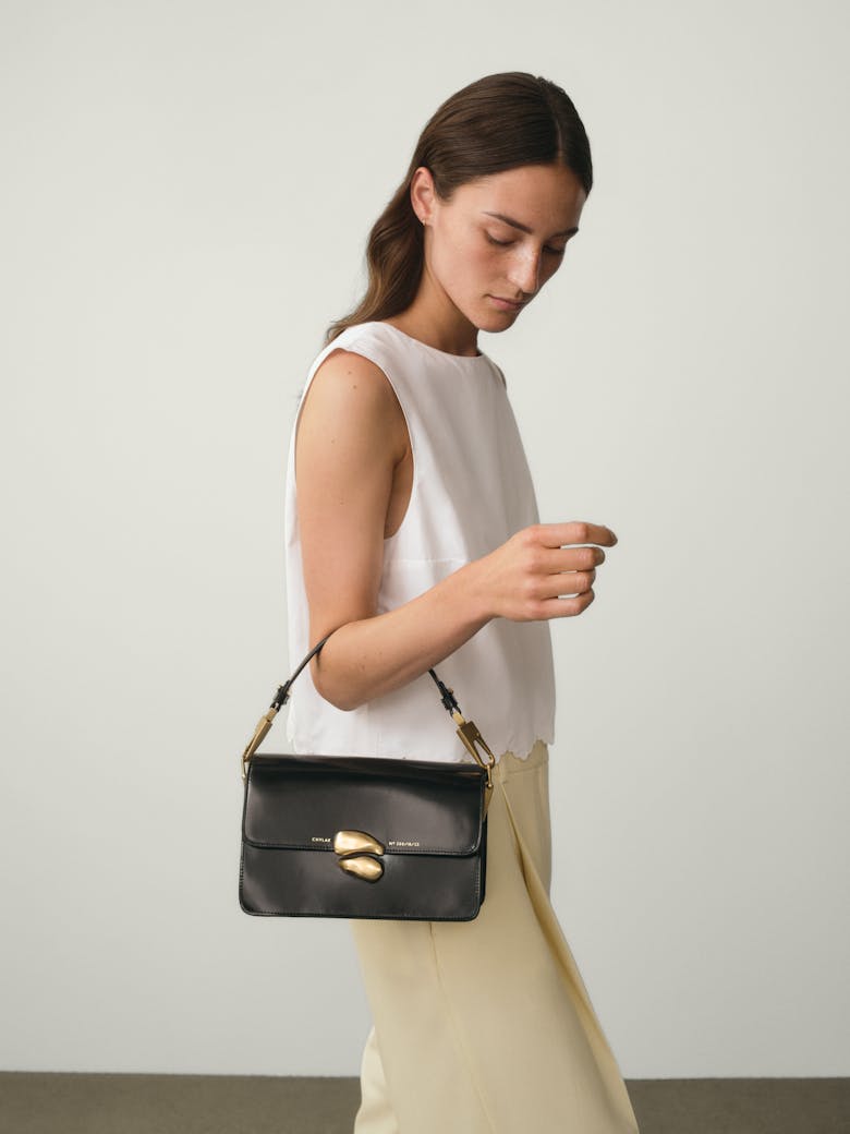 Shoulder Bag with Sculptural Seal “glossy black”