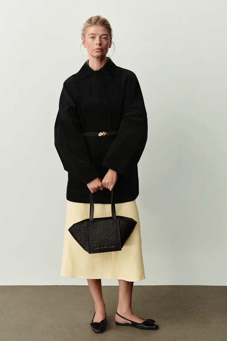Small Structural Tote Bag “black ostrich”