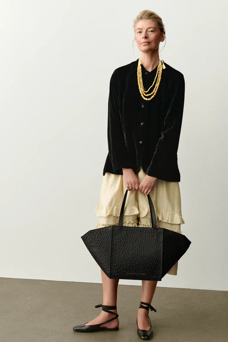 Structural Tote Bag “black ostrich”