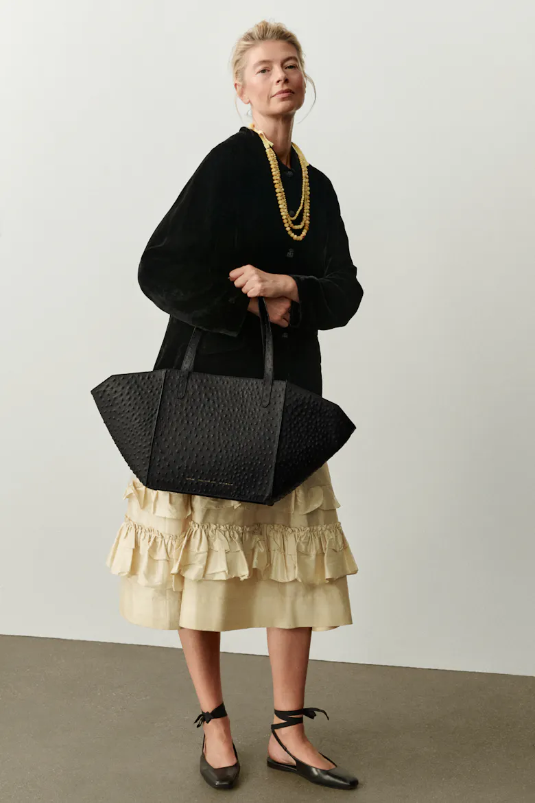 Structural Tote Bag “black ostrich”