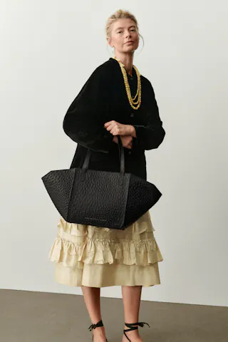 Structural Tote Bag “black ostrich”