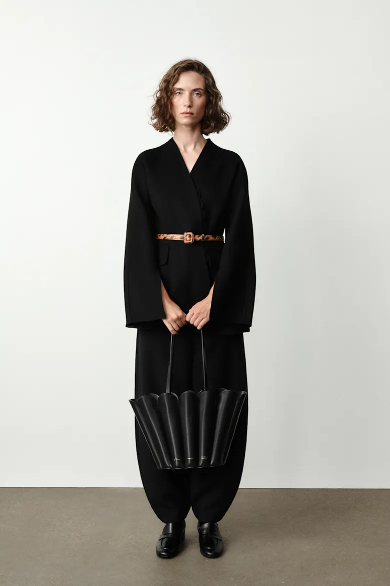 Shoulder Shell Bag “glossy black”