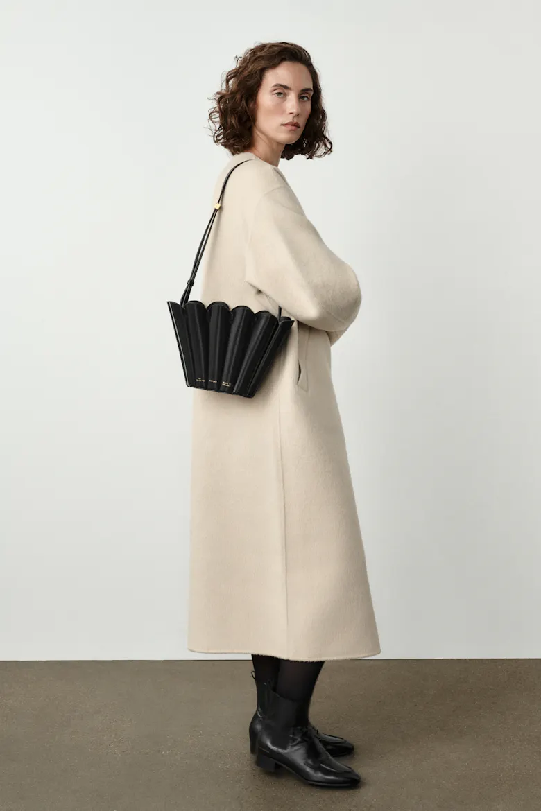 Small Shell Bag “glossy black”