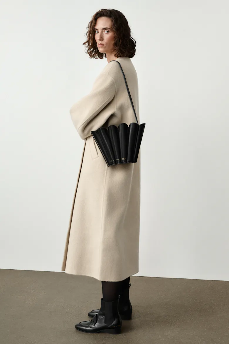 Small Shell Bag “glossy black”